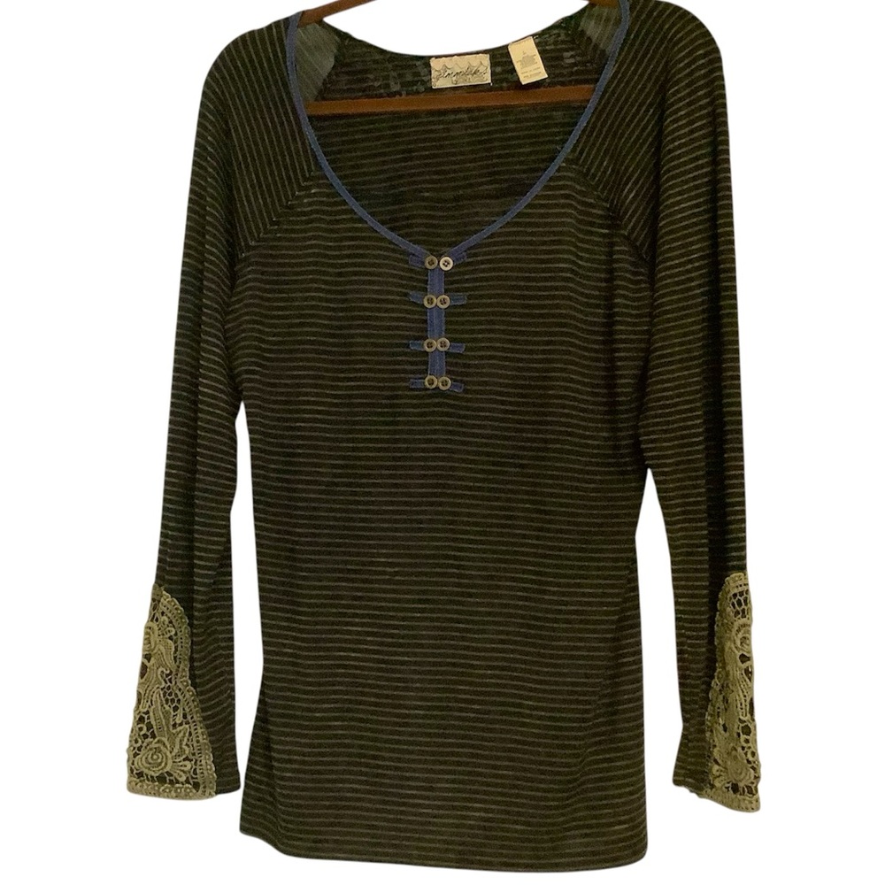 BKE. Distressed soft knit top with lots of fabulous detailing. Lace trim. Sz. L - Picture 3 of 5